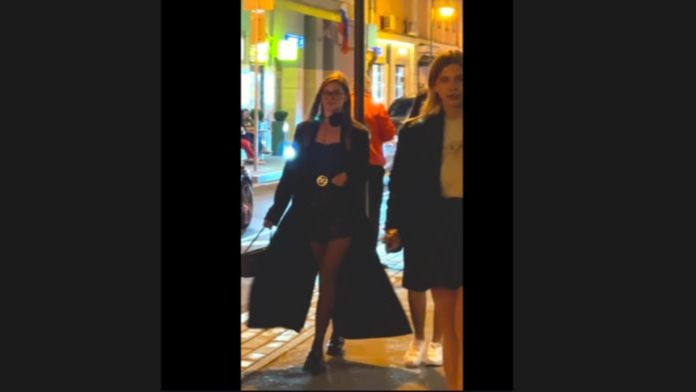 捷克街头搭讪-空气刘海银色披肩发的丰满兔女郎老师