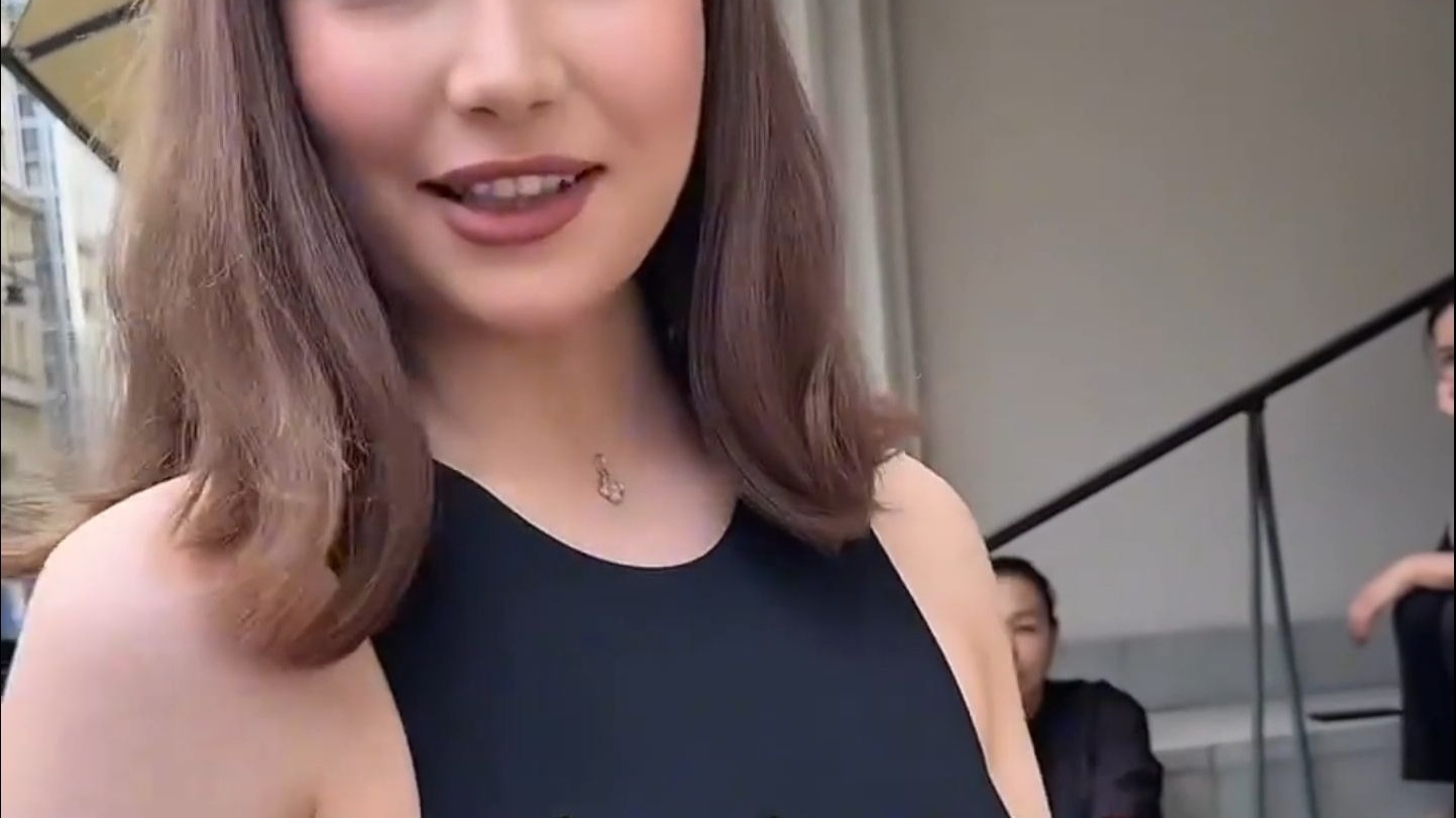 捷克街头搭讪-齐刘海粉色双马尾的贫乳肉丝人妻